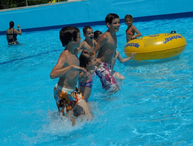 Peques jugando en el parque acuatico